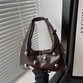 Borsa a mezzaluna in morbida pelle marrone scuro con perle metalliche argentate lucide - Marrone