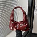 Borsa bordeaux con borchie argentate e design in pelle sintetica arricciata - Rosso