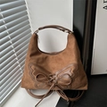 Dettaglio della borsa in pelle scamosciata marrone con patchwork a farfalla e lacci intrecciati - Marrone