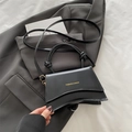 Elegante borsa a mano in pelle nera con stampa a lettere dorate e dettaglio nodo - Nero