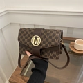 Elegante borsa sottobraccio marrone con stampa a M e fibbia d'oro in stile moderno - Marrone