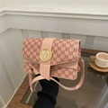 Borsa sottobraccio rosa da donna con stampa di lettere nere e dettaglio logo M dorato - Rosa