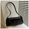 Detalle del bolso de hombro en cuero PU negro con remaches dorados y solapa en V - Negro