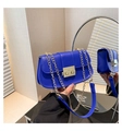 Détail du sac bandoulière bleu roi avec chaîne dorée et fermoir métallique à pression - Bleu