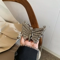 Elegante borsa a farfalla con strass argentati e tracolla a catena con sfere metalliche - Argento