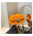Détail du sac bandoulière orange avec chaîne dorée et fermoir métallique à poussoir - Orange