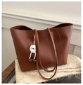 Grande borsa tote marrone scuro su sciarpa di peluche con ciondolo a forma di peluche - Con Ciondolo / Rosso Marrone
