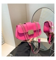 Vue miroir détaillée du sac à main rose en similicuir avec chaîne dorée et fermoir en métal - Rose rouge