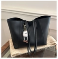 Dettaglio di una borsa tote grande in pelle nera con un simpatico ciondolo di peluche - Con Ciondolo / Nero
