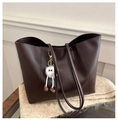 Dettaglio borsa tote in ecopelle marrone con un simpatico ciondolo in peluche bianco - Con Ciondolo / caffè