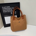 Minimalistische khakifarbene Segeltuchtasche mit Außentasche und silbernem Druckknopf - Braun