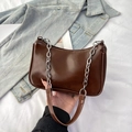 Bolso de hombro moderno en cuero PU marrón oscuro con cadena plateada y acabado liso - Marrón