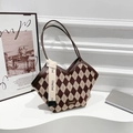 Braune und beige gesteppte Beuteltasche in Fächerform mit schickem Band und Metall-Logo - Argyle Braun
