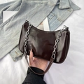 Bolso de hombro de charol marrón oscuro con cadena de plata y correa larga - Marrón