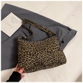 Detail der Tragetasche mit Leopardenmuster, robustem Canvas-Stoff und verstellbarem Gurt - Khaki