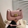 Rosa Leder-Achseltasche mit goldener Schokoladen-Metallschnalle und Knotengurt - Rosa