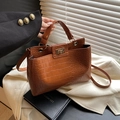 Sac à main marron motif crocodile avec poignée et fermoir doré tournant - Marron