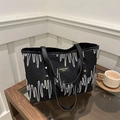 Schwarze Stepp-Tote-Bag mit bunten Zickzack-Stickereien und zwei schmalen Schultergurten - Schwarz