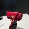 Bolso de montura clásico en cuero rojo con hebilla dorada y correa ajustable para mujer - Rojo