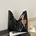 Sac fourre-tout minimaliste en cuir noir brillant avec cordon et breloque ours - Avec Pendentif / Noir