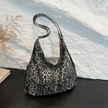 Bolso tote hobo de lona con estampado de leopardo blanco y negro y herrajes dorados - Negro