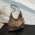 Bolso tote grande de leopardo con correa ajustable y detalles metálicos dorados - Marrón