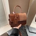 Borsa a tracolla marrone in camoscio e similpelle con manico rotondo dal design moderno - Marrone