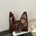 Sac cabas en cuir souple marron foncé avec pendentif ours et ruban rayé élégant - Avec Pendentif / Marron