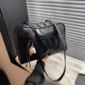 Borsa tote nera opaca con charm da baseball, capiente borsa a spalla per il lavoro - Con Ciondolo / Nero