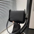 Borsa a tracolla retrò nera con patta testurizzata e cinturino sottile minimalista - Nero