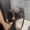Borsa tote in pelle marrone scuro con cerniera argentata e ciondolo a forma di guanto da baseball - Con Ciondolo / Marrone