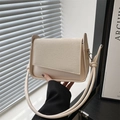 Piccola borsa a tracolla beige con patta a trama ondulata e fibbia in metallo argento - Bianco Sporco