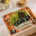 Detailansicht des Halloween Tischsets aus Leinen mit Spukhaus-Design auf dem Esstisch - Gespenst Kürbis Friedhof Stil (YMCD-3)