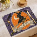 Nahaufnahme der Halloween-Leinentischmatte mit fliegender Hexe und goldenem Besteck auf dem Tisch - Besenreitende Hexe Stil (YMCD-4)