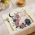 Platzset aus Leinen mit Gothic-Totenkopf und Katzenprint neben goldenem Besteck - Rosa Sphynx-Katze Totenkopf Stil (YMCD-13)