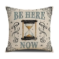 Funda de cojín de lino con reloj de arena vintage y texto BE HERE NOW en fondo blanco - Estilo Reloj de Arena Vintage (YMW50-2)