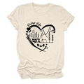 Dettaglio della stampa Camp Life a cuore su t-shirt beige in cotone con girocollo - S / Sabbia