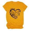 Dettaglio della stampa Camp Life a cuore su una t-shirt in cotone color giallo zenzero - S / Giallo Senape