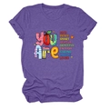 Primer plano de la textura de la camiseta morada con estampado educativo YOU ARE - S / Morado (Estampado Colorido)