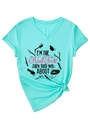 Dettaglio della t-shirt verde menta con scollo a V, stampa nail tech e nodo laterale - S / Blu Tiffany (Grafica Nera)