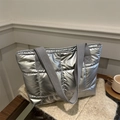 Metallisch silberne gesteppte Puffer-Tragetasche mit breiten Trägern auf Plüsch - Silber