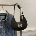 Bolso hobo negro en forma de luna con hebilla de lazo de plata y textura arrugada - Negro