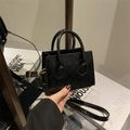 Borsa a tracolla trapuntata nera con doppi manici e finiture metalliche dorate - Piccola borsa quadrata trapuntata nera / Nero