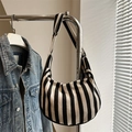 Borsa hobo in tela con classiche strisce bianche e nere per un look quotidiano elegante - Nero