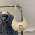 Elegante bolso de media luna blanco roto con hebilla de lazo y textura plisada - Blanco