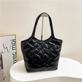 Bolso tote acolchado negro moderno con acabado brillante y correas de hombro acolchadas - Negro