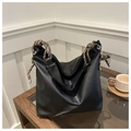 Détail d'un grand sac bandoulière noir avec des poignées en corde tissée et des œillets - Noir