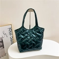 Bolso tote acolchado verde oscuro con acabado metálico brillante y textura tejida - Verde