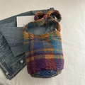 Retro-Schultertasche aus Plüsch mit Karomuster in Lila und Orange in Zylinderform - Bunt