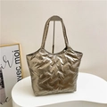 Bolso tote acolchado oro champán con acabado metálico y asas superiores - Dorado